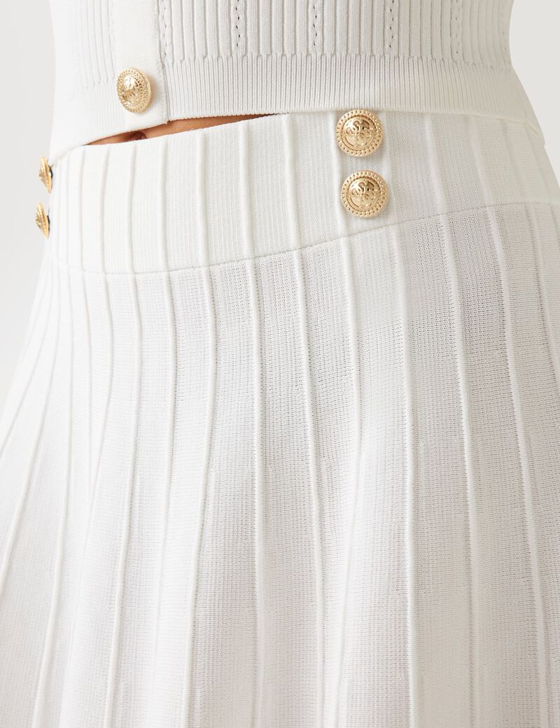 تنورة صوفية صغيرة مطوية