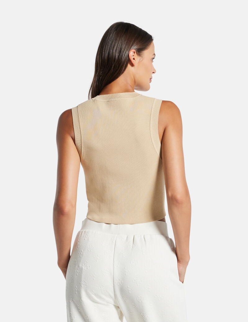 قميص بدون أكمام مثلث صغير