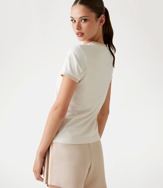 تي شيرت ضيق بشعار الماركة