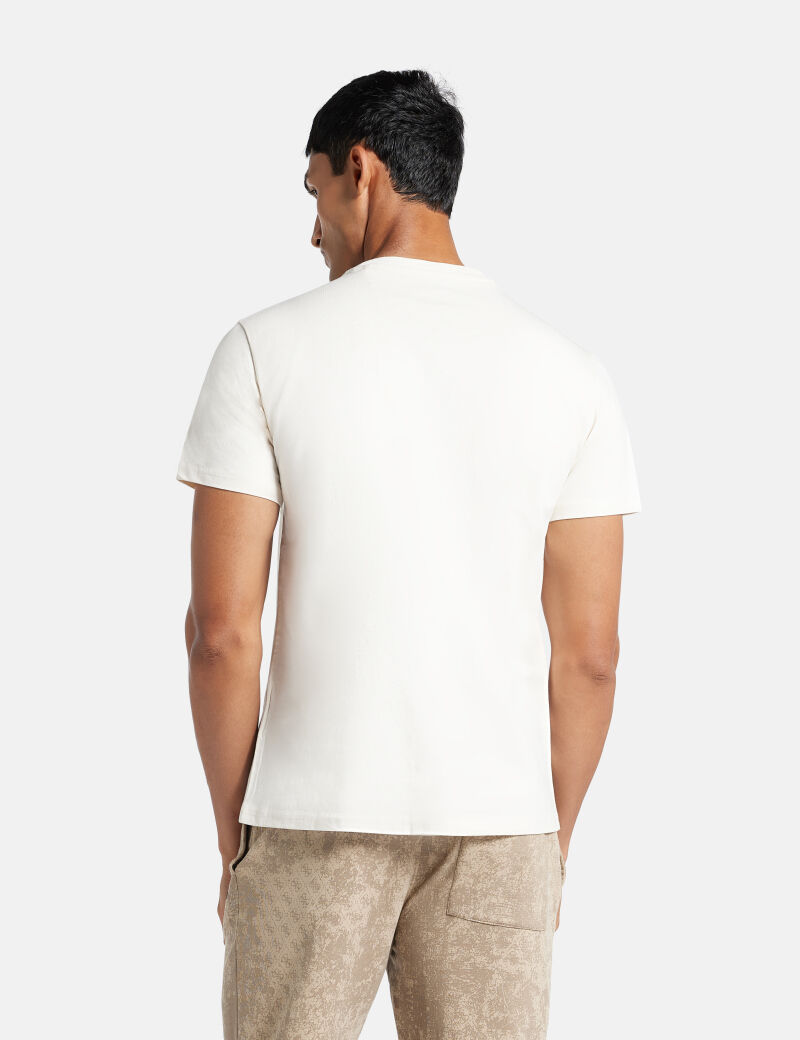 تي شيرت مطرز بالشعار