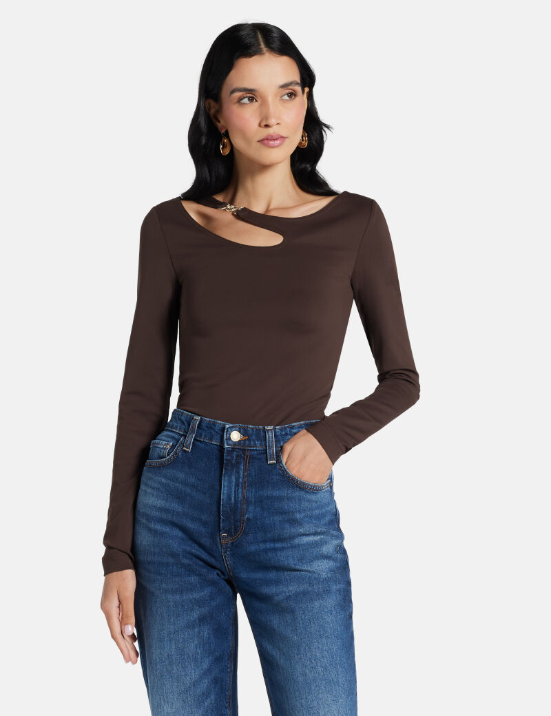 Cut-out buckle top