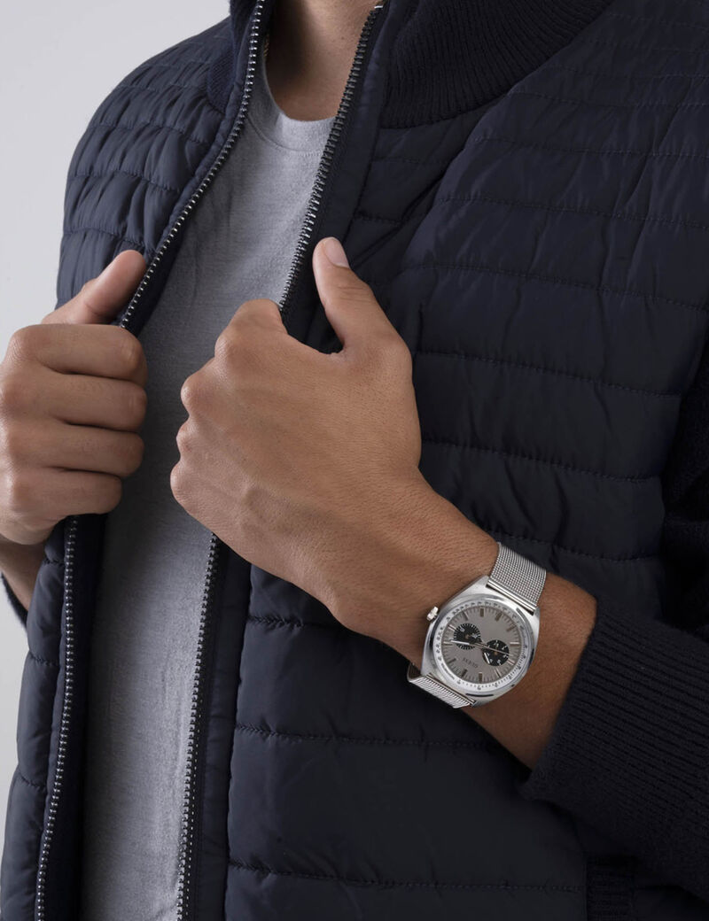 ساعة يد فضية اللون ذات سوار شبكي