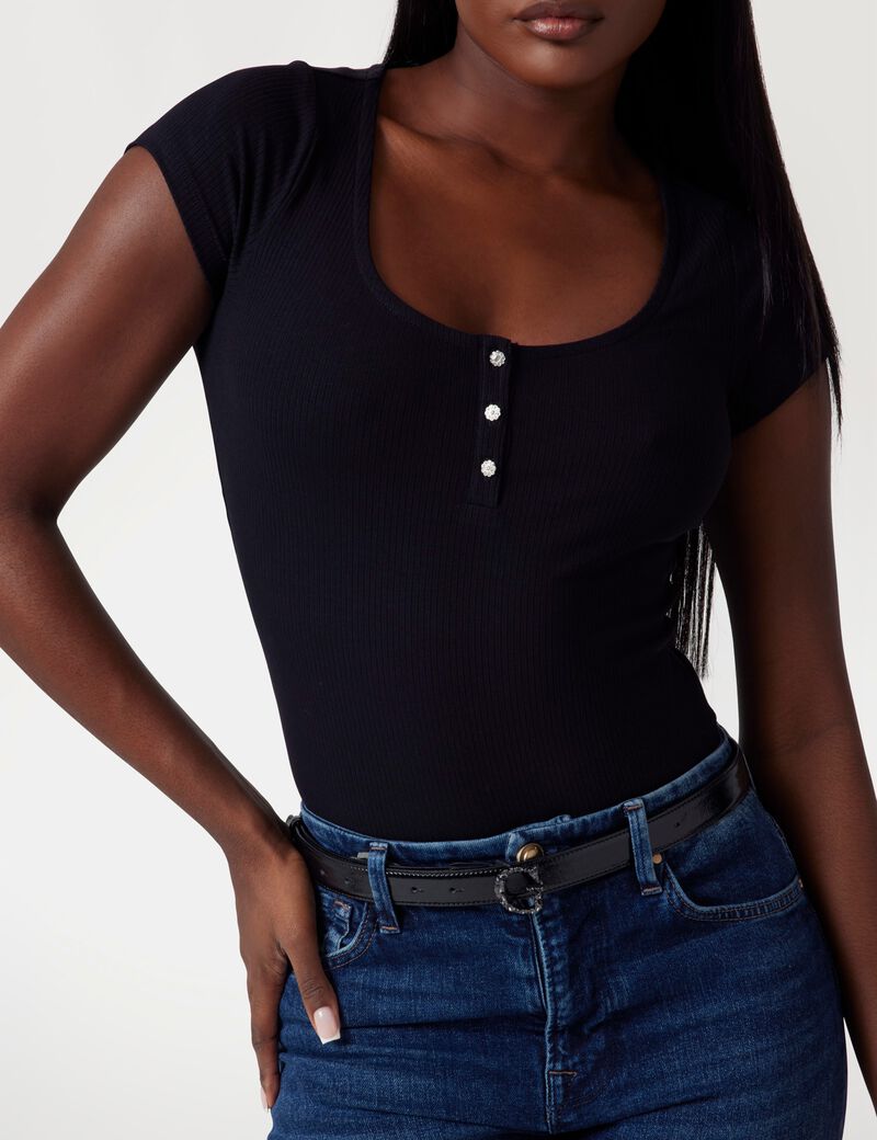 بلوزة بأزرار جوهرة