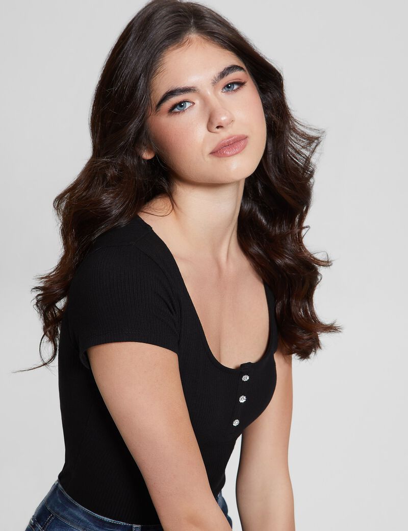 بلوزة بأزرار جوهرة