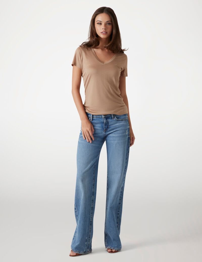 تي شيرت بفتحة رقبة على شكل حرف V