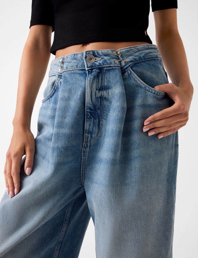 Wide-leg relaxed jeans
