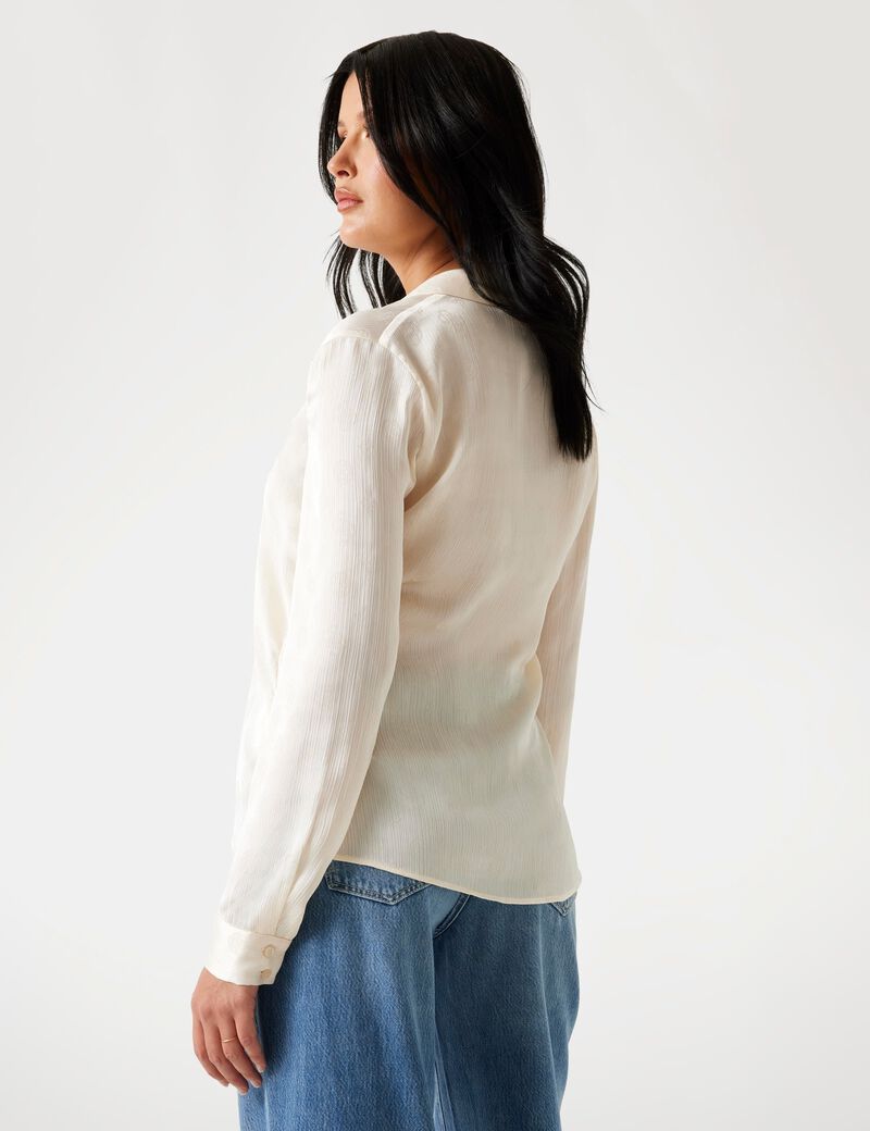 قميص بشعار 4G وزهرة الفاوانيا