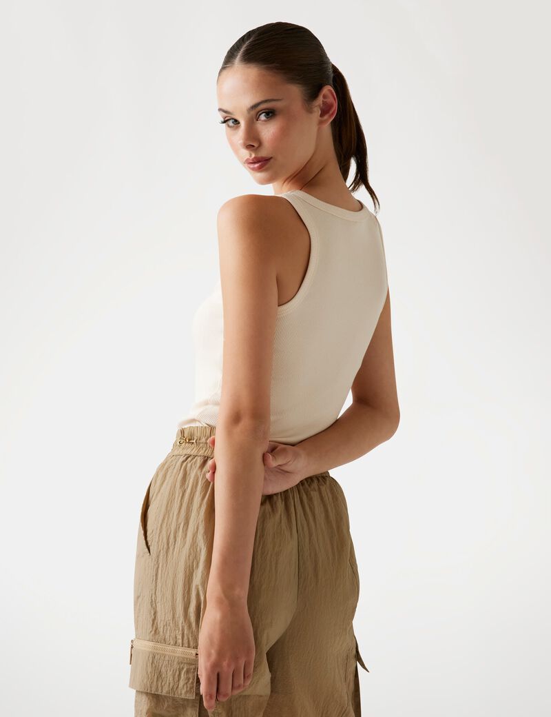 قميص بدون أكمام محبوك