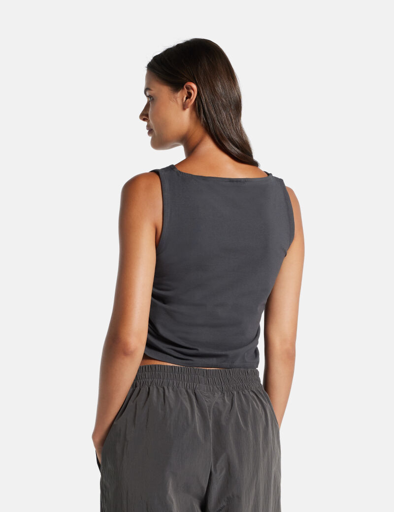 قميص بدون أكمام بفتحة رقبة على شكل قارب