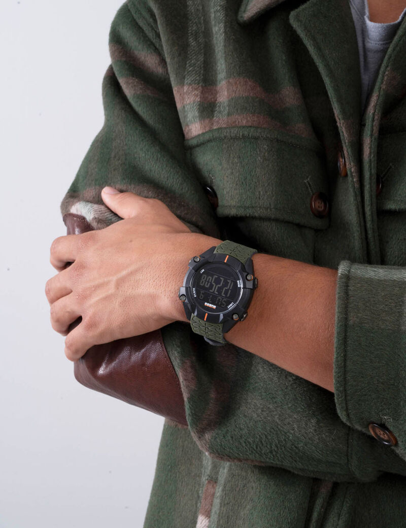 ساعة يد رقمية باللونين الأخضر والأسود