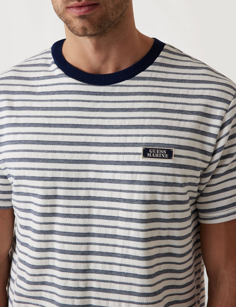 تي شيرت مخطط