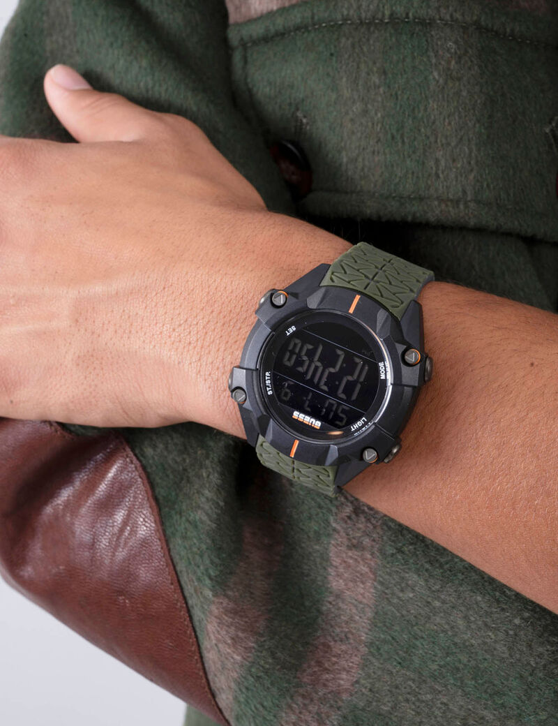 ساعة يد رقمية باللونين الأخضر والأسود