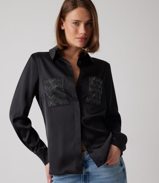 قميص بقصة عادية