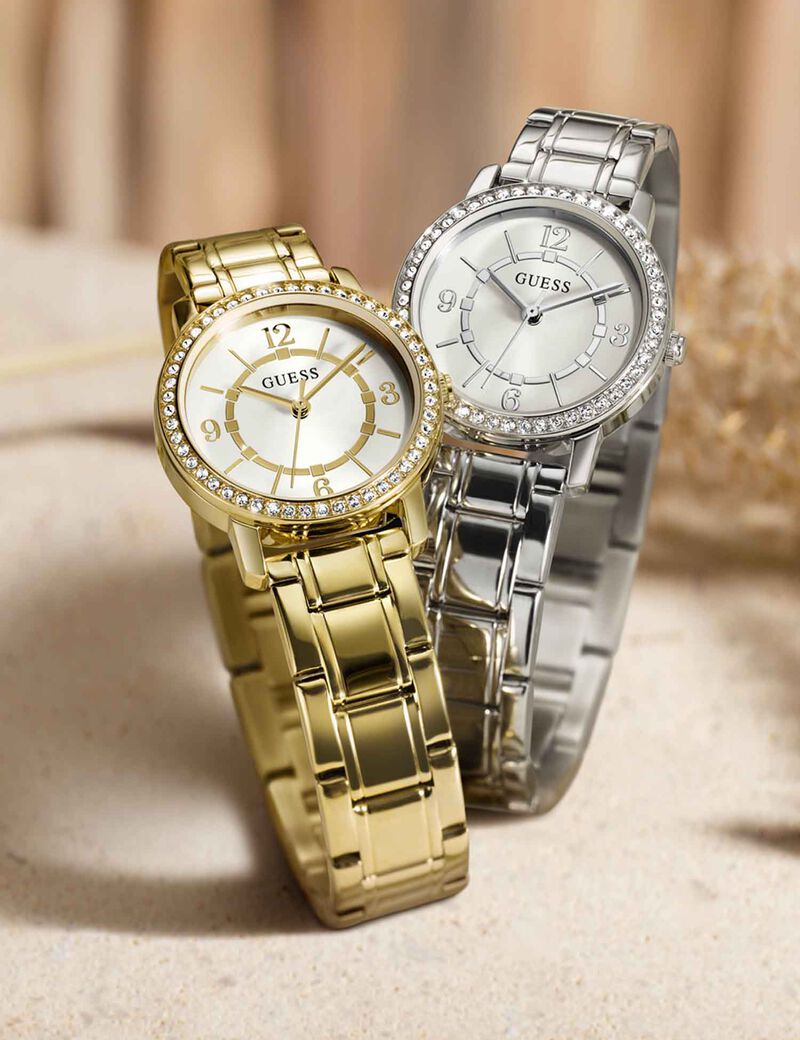 ساعة تناظرية باللون الذهبي