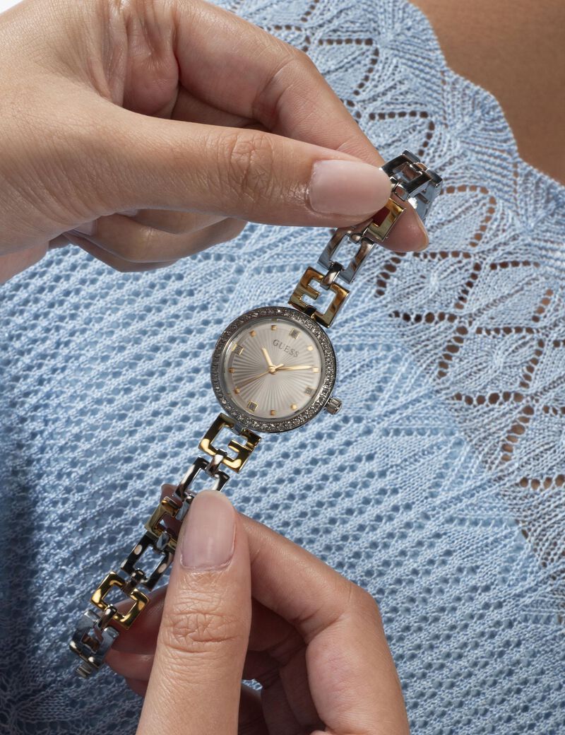 Analogue watch with chain detail