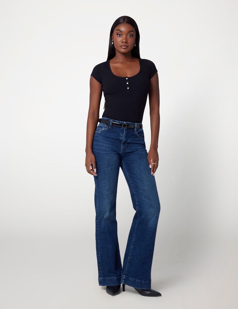 بلوزة بأزرار جوهرة