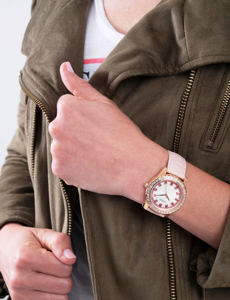 ساعة يد باللون الوردي مرصعة بأحجار الراين