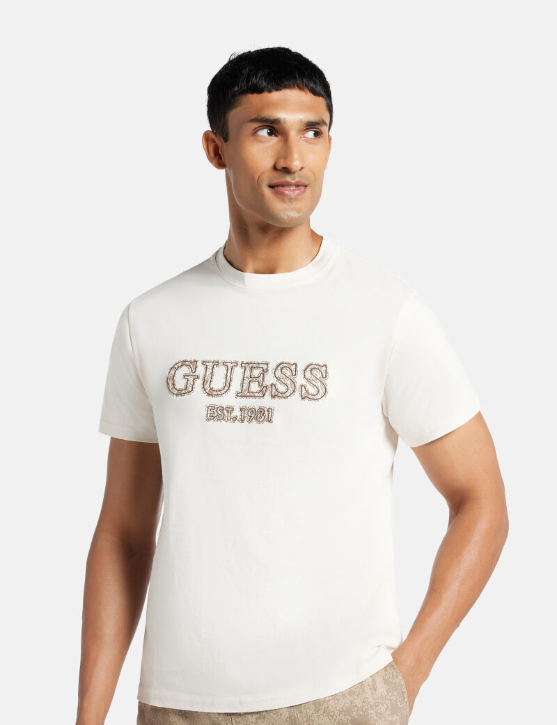 تي شيرت مطرز بالشعار