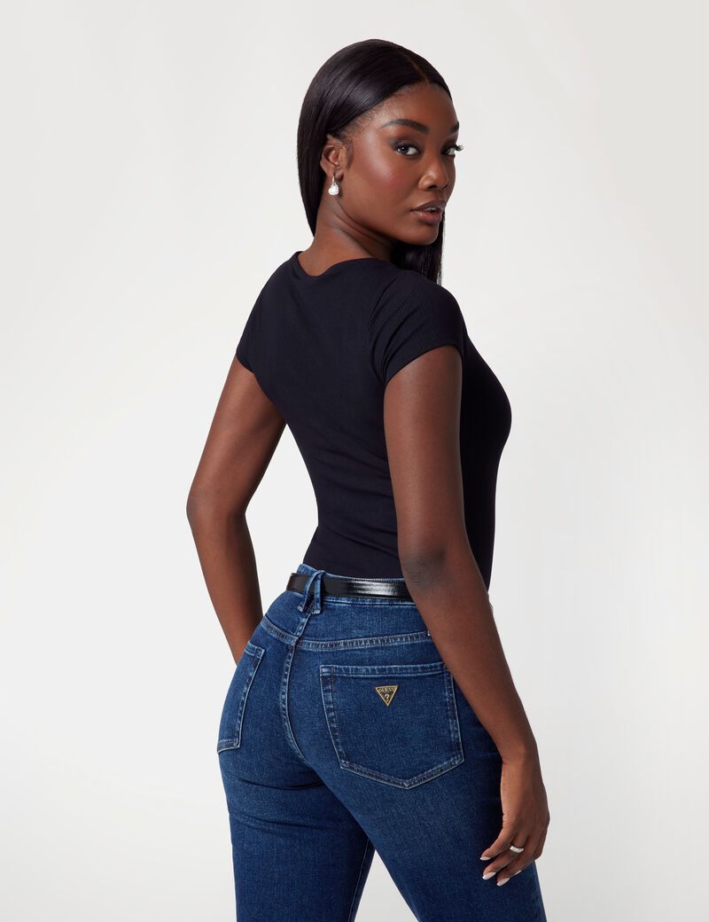 بلوزة بأزرار جوهرة