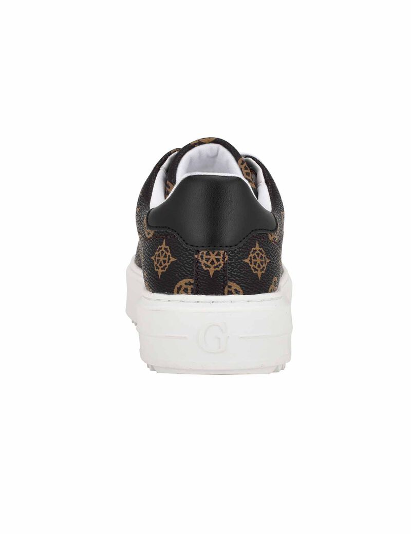 أحذية رياضية بشعار الماركة