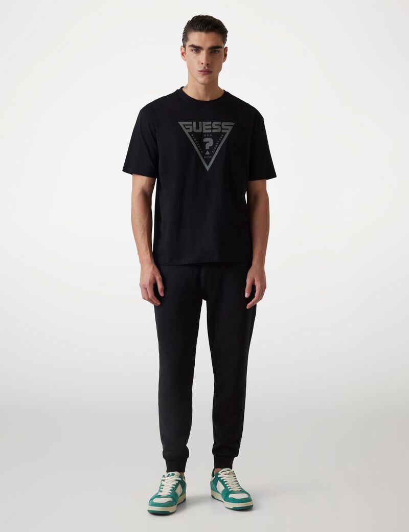 تي شيرت بشعار مثلث