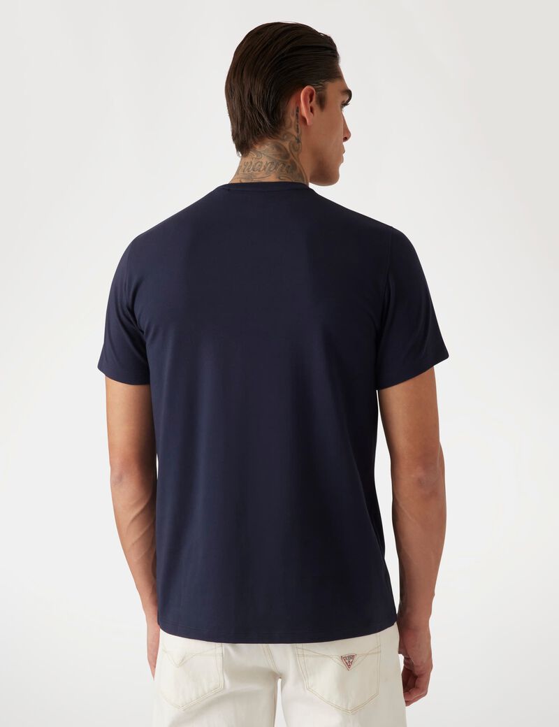 تي شيرت مطرز بالشعار