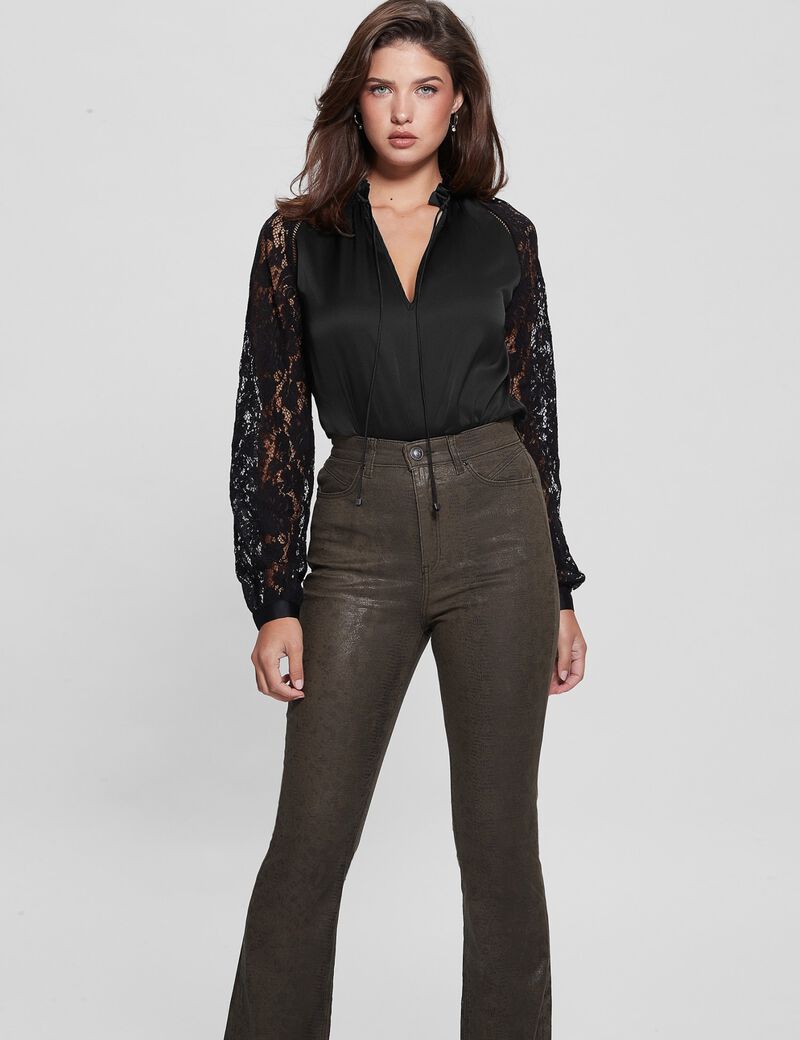 بلوزة بأكمام دانتيل