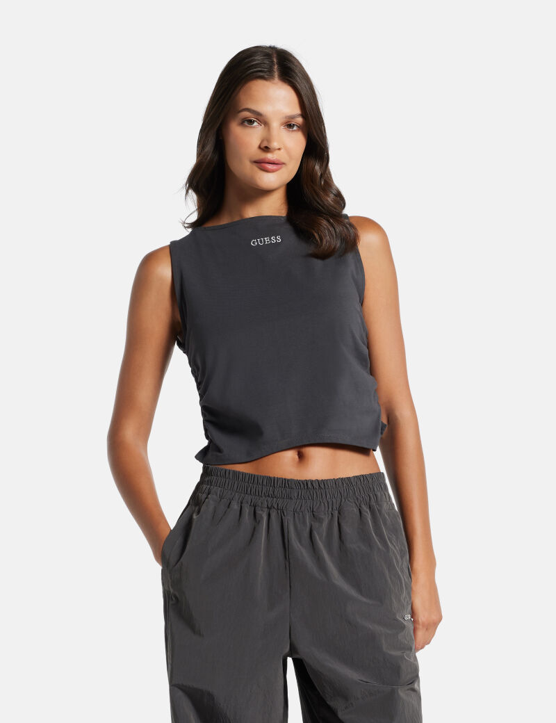 قميص بدون أكمام بفتحة رقبة على شكل قارب