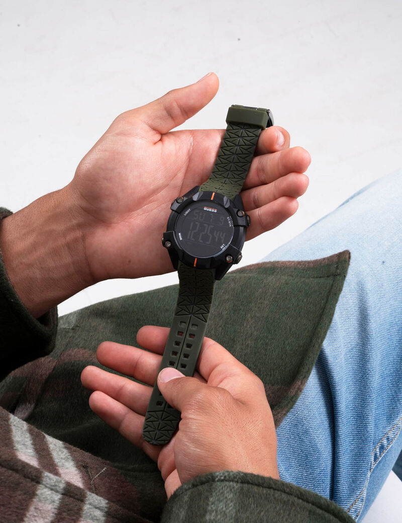 ساعة يد رقمية باللونين الأخضر والأسود