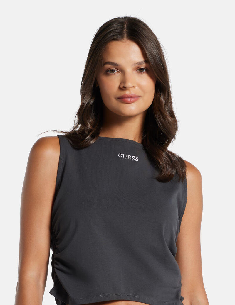 قميص بدون أكمام بفتحة رقبة على شكل قارب