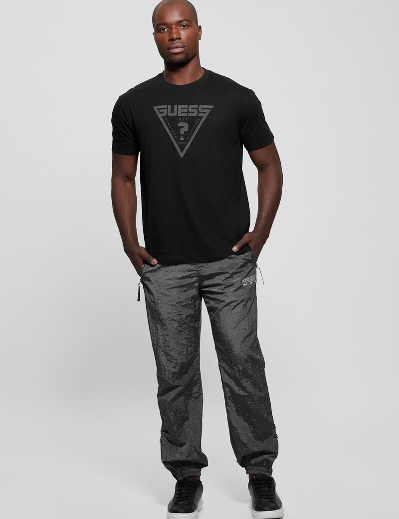 تي شيرت بشعار مثلث