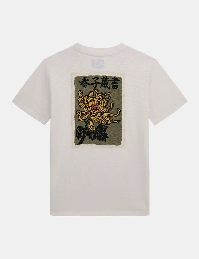 تي شيرت مطرز بالشعار