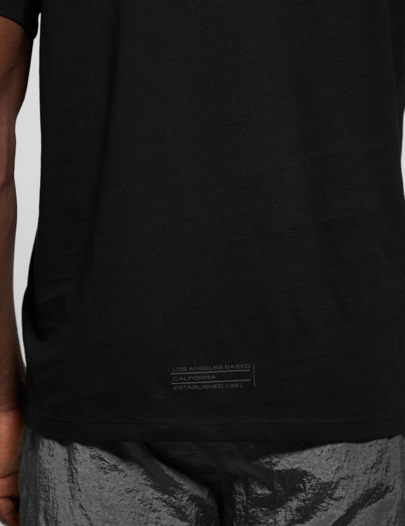 تي شيرت بشعار مثلث