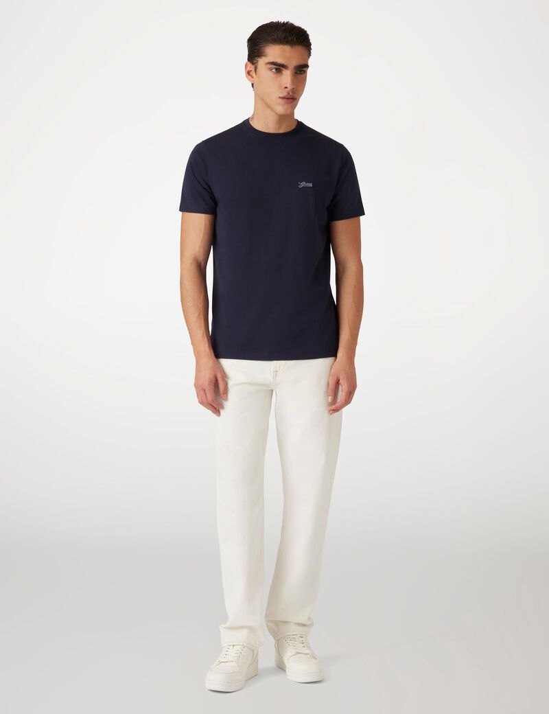 تي شيرت مطرز بالشعار