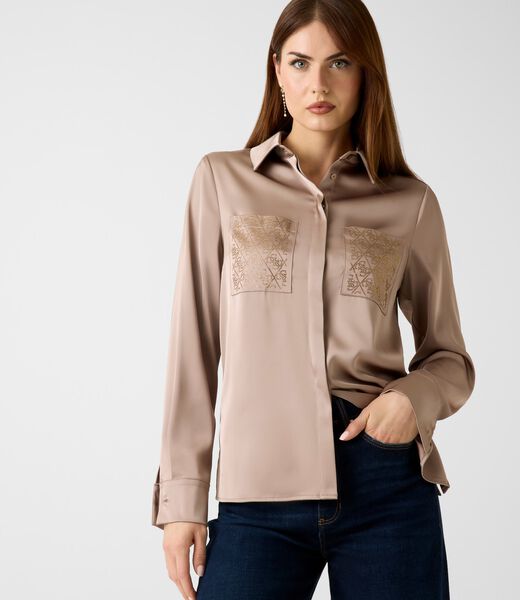 قميص بقصة عادية