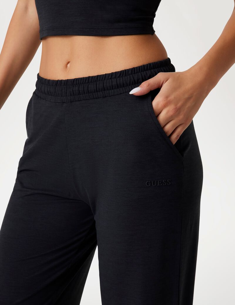 بنطلونات رياضية عادية