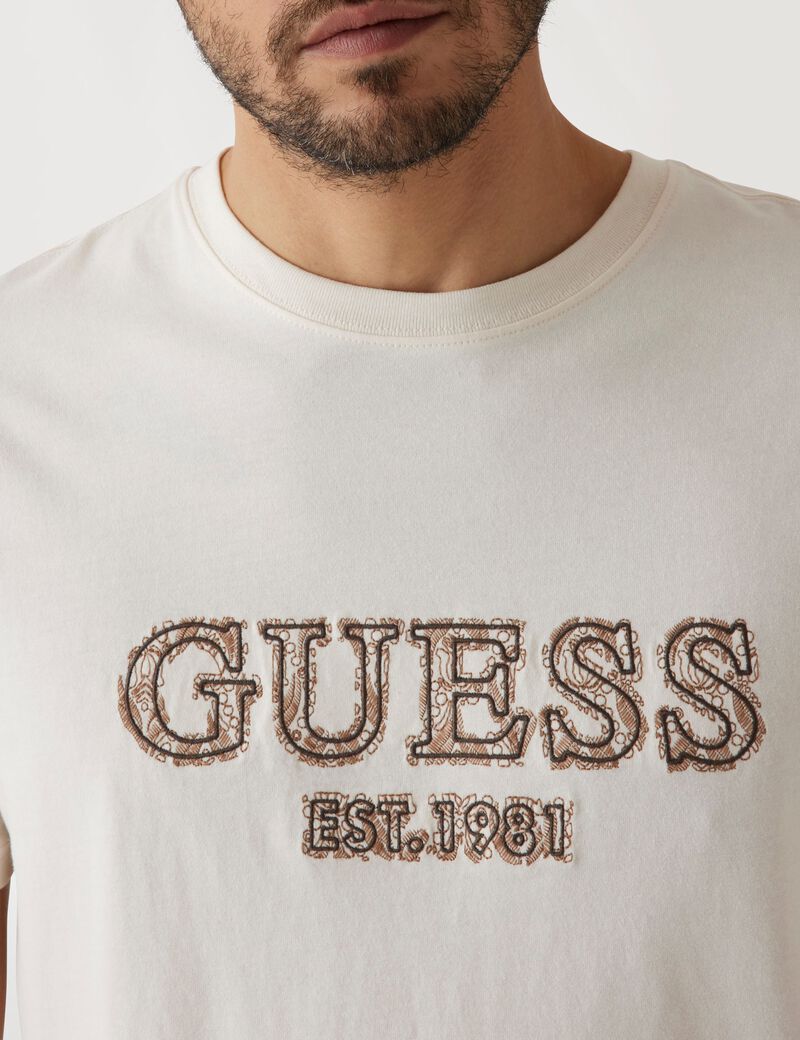 تي شيرت مطرز بالشعار