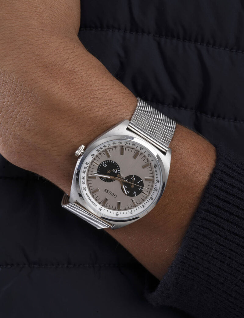 ساعة يد فضية اللون ذات سوار شبكي