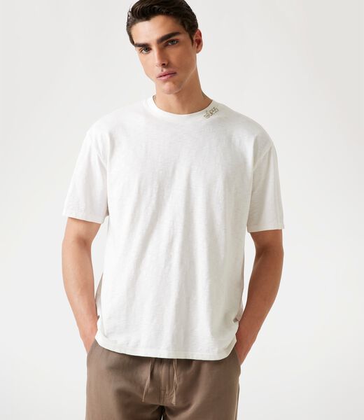 تي شيرت مزين بالتطريز تي شيرت مزين بالتطريز