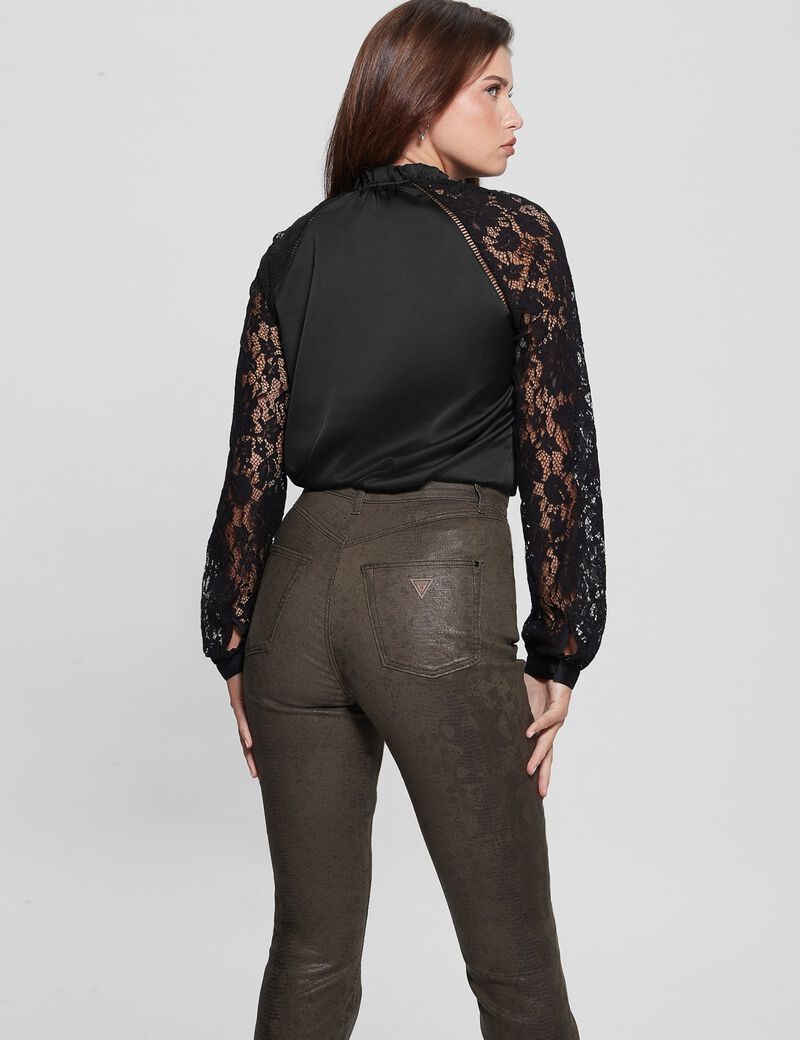 بلوزة بأكمام دانتيل