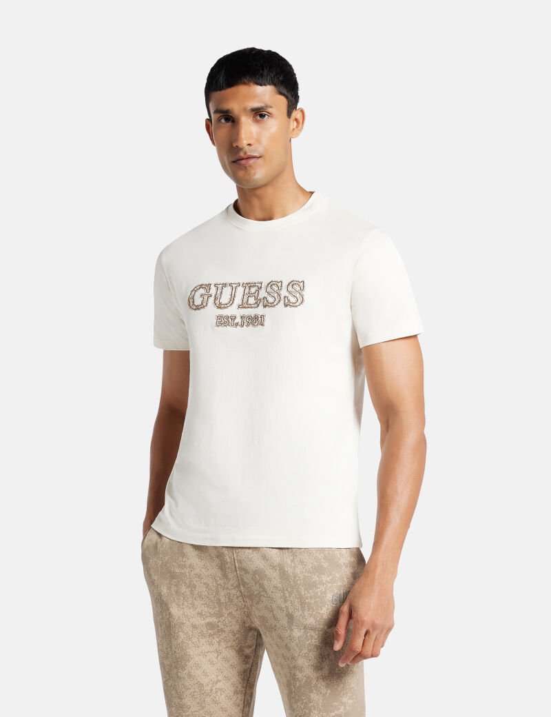 تي شيرت مطرز بالشعار